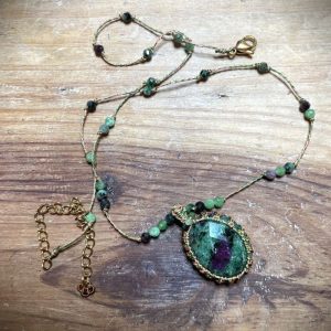 Collier Gabrielle en rubis zoisite